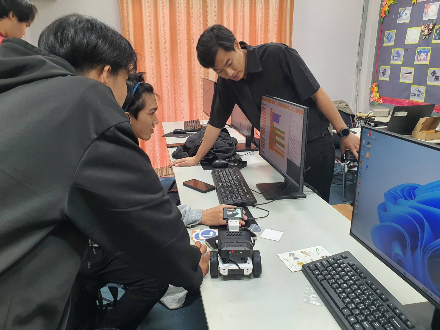 วิทยากรอบรมเชิงปฏิบัติการด้านหุ่นยนต์และระบบอัตโนมัติ